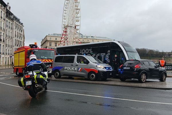 L'accident s'est produit sur le pont Mayou non loin de la mairie de Bayonne et de la grande roue installée pour les fêtes.