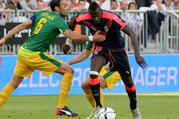 Cheick Diabate dispute le ballon au chypriote de Larnaca David Catala le 30 juillet 2015 au stade de Bordeaux. 
