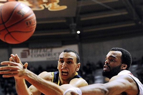 Shelden Williams de l'Elan Chalon aux prises avec le basketteur Yassin Idbihi de l'Alba Berlin, jeudi 22 novembre 2012