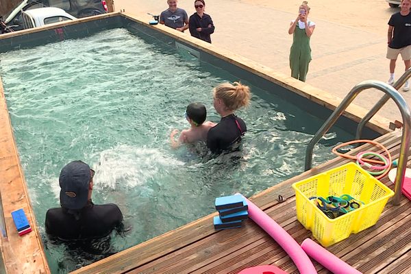 Dans cette piscine container chauffée, les enfants apprennent plus facilement à nager