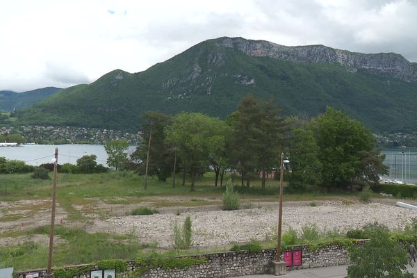 Le site de l'ancienne piscine des Marquisats, à Annecy (Haute-Savoie), est en friche depuis 2021.