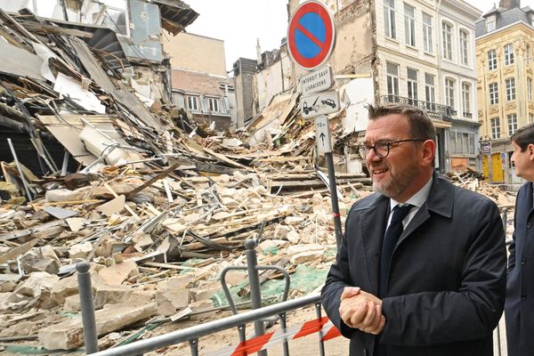 Le ministre du Logement face aux immeubles effondrés, lundi 14 novembre, rue Pierre Mauroy à Lille (Nord).