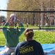 Pour les athlètes handisport, le volley-ball se pratique assis.