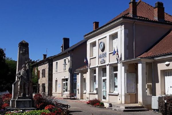 Le maire de Champagné-St-Hilaire dans la Vienne est inquiet face à la fin des contrats aidés.