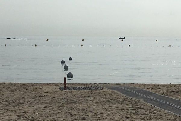 Antibes : la plage de la Salis fermée ce jeudi matin suite à la découverte en mer d'un objet suspect.