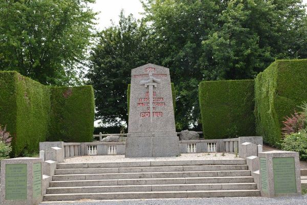 Le monument de La Pierre d’Haudroy, inauguré en 1925, marque l’emplacement exact où le cessez-le-feu de la Première guerre mondiale fut sonné le 7 novembre 1918.