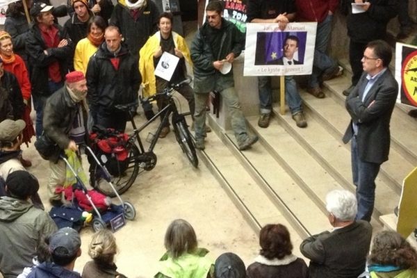 La maire de Rodez, Christian Teyssedre (PS), tente de dialoguer avec les militants écologistes