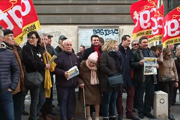 250 salariés, lecteurs , amis et syndicats de "La Marseillaise" sont venus soutenir le quotidien régional devant le tribunal de commerce de Marseille