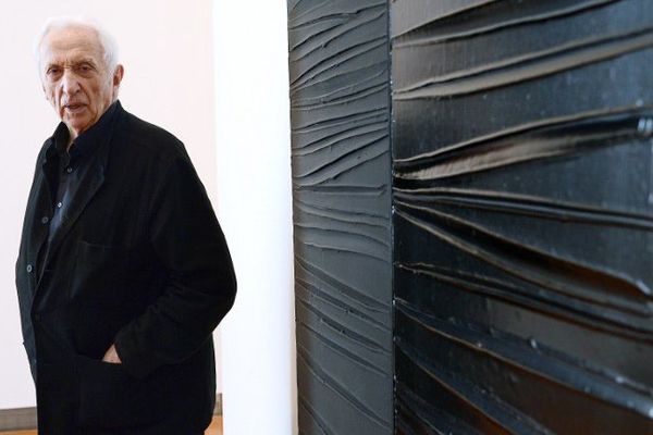 Pierre Soulages devant une de ses oeuvres