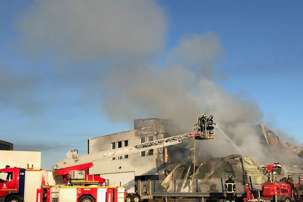 Violent incendie à l'entreprise Onet services de Marly