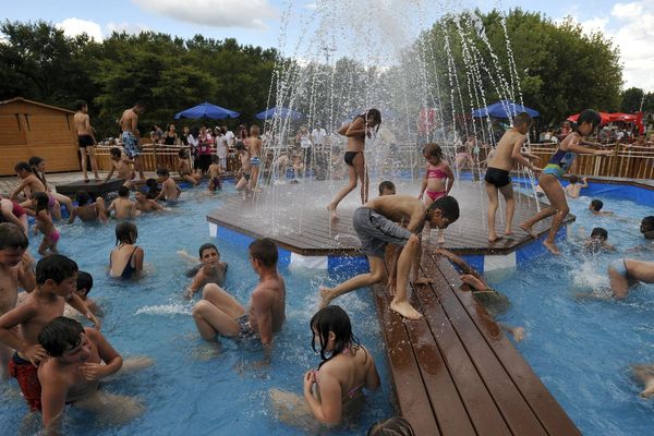 Pour la 15ème édition, Sable Show revient du 8 juillet au 18 août à Clermont-Ferrand. De nombreuses animations, une aire de jeux d'eau, des transats...permettront aux Clermontois de se détendre et de profiter du soleil. 