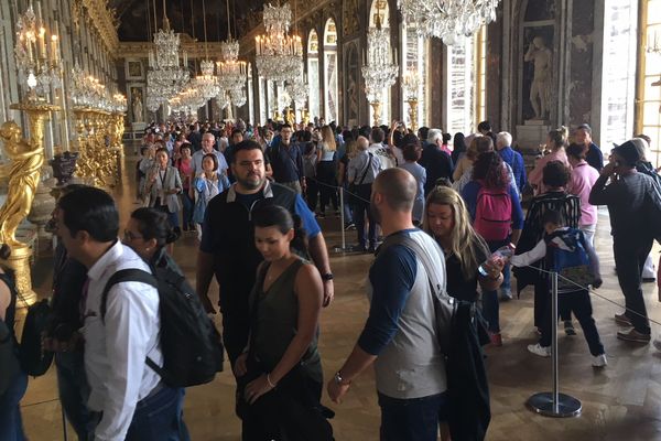 Des visiteurs dans la Galerie des glaces du château de Versailles.