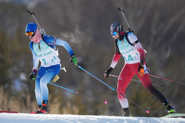 La Française Anais Chevalier-Bouchet (à gauche) et  l'Autrichienne Lisa Theresa Hauser (à droite) lors du relais féminin des JO 2022 à Pékin.