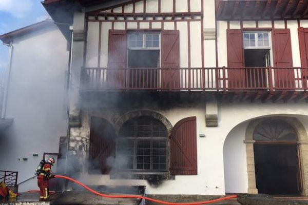 Le feu a pris ce mercredi vers 8h30 au sous-sol d’un bâtiment de la fédération des écoles en langue basque à Cambo-les-Bain.