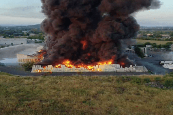 Un feu s'est déclaré tôt ce mardi 9 juillet sur le site des huileries Benoit à Saint-Christol -lès-Alès. Il a complètement détruit le bâtiment. Une centaine de pompiers sont sur place.