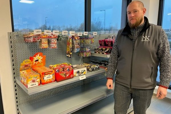 Gilles Kautzmann, gérant de Maison Kautzmann, doit vider ses stocks de pétards.