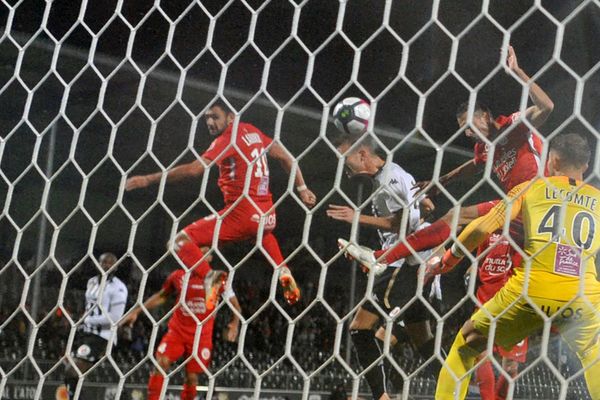 Le but du défenseur angevin Romain Thomas qui signe la victoire d'Angers face à Montpellier.