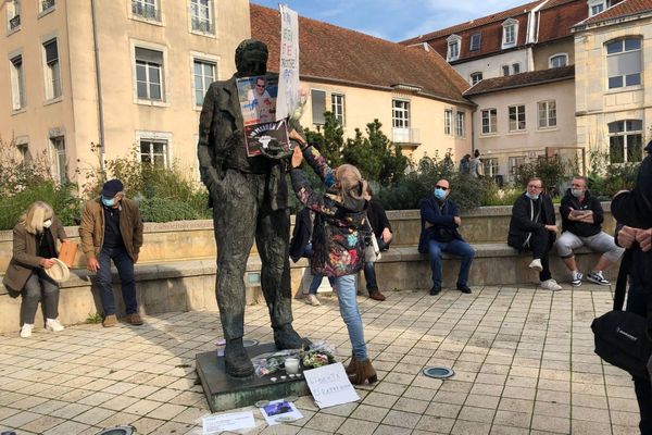 Les professeurs d'Histoire-Géographie sont venus rendre hommage à Samuel Pety sur l'Esplanade des droits de l'Homme.