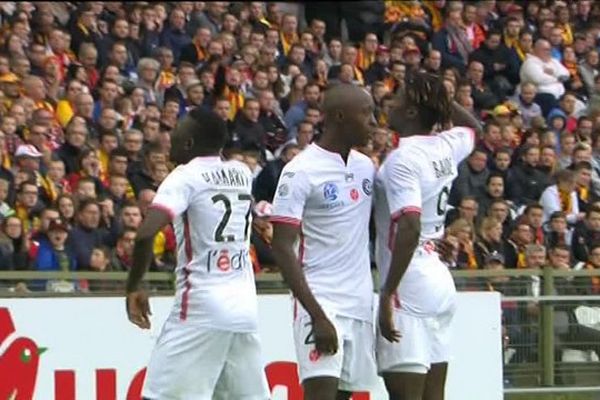 Ibrahima Baldé salue les supporters, après son but. 