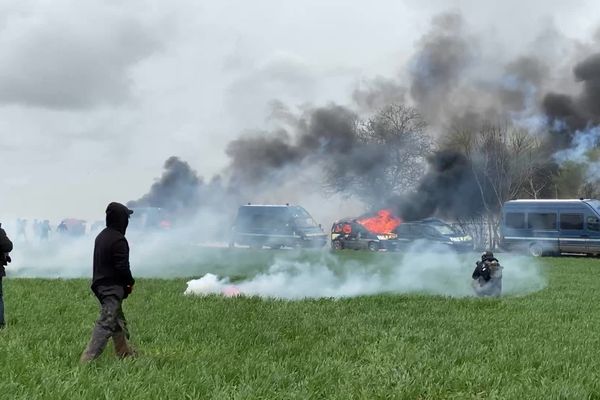 Des affrontements violents ont eu lieu en début d'après-midi autour de la méga-bassine de Sainte-Soline ce samedi 25 mars 2023