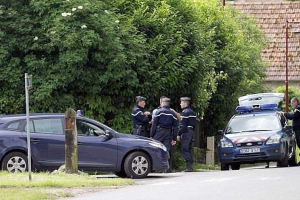 Les gendarmes lors de la découverte du meurtre du maire de Bretteville Le Rabet