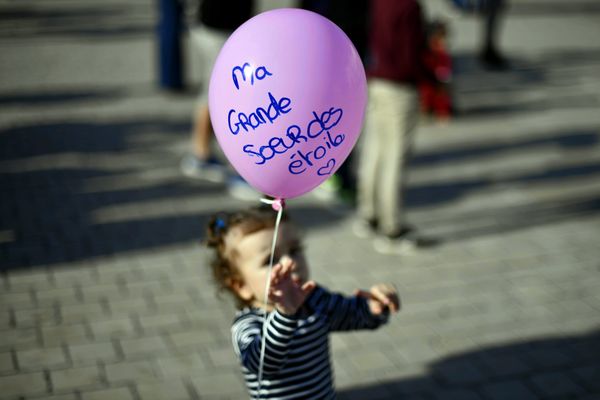 Un lâcher de ballons, un 15 octobre, date de la Journée mondiale de la sensibilisation au deuil périnatal.