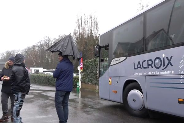 Un car du groupe Lacroix fait son entrée au dépôt dans le Val-d'Oise.