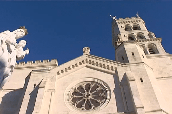 La Basilique Notre Dame de Buglose et son clocher qui abrite un carillon exceptionnel.