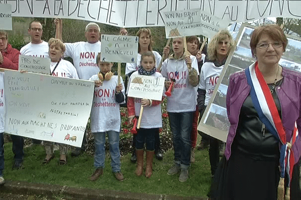 Les riverains de la future déchetterie manifestent devant la mairie de Saint-Nolff. La maire, Annie Le Goff, en premier plan