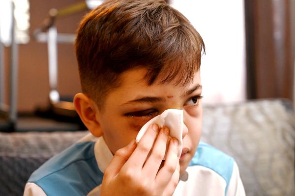 Le petit Farès, 12 ans, collégien en situation de handicap, se dit victime de harcèlement scolaire.