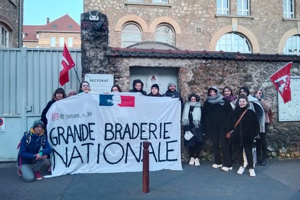 Les enseignants du lycée Simone de Beauvoir à Garches-les-Gonesse demandent plus de moyens et des classes moins surchargées.