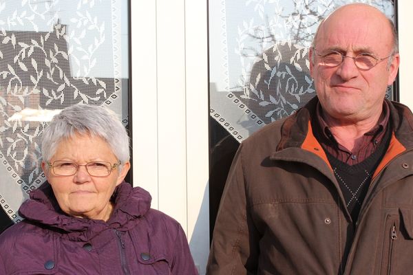 Anne-Marie et Claude Laubé, devant la porte de leur maison chartraine.