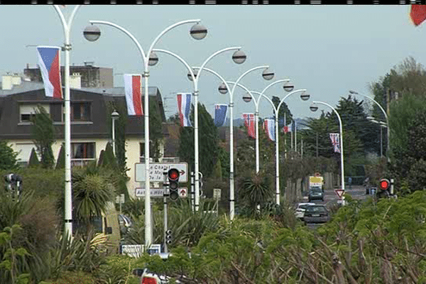 Les drapeaux de 17 pays ont été installés dans les artères principales de la ville de Ouistreham