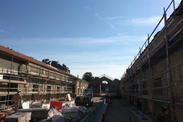 Dans les anciens chais Monnet, les travaux avancent en vue de l'ouverture cet été d'un hôtel 5 étoiles.