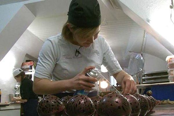 La jeune Cécile Ferrandi prépare les chocolats qu'elle vendra pour les fêtes de Noël dans sa chocolaterie d'Aniane.