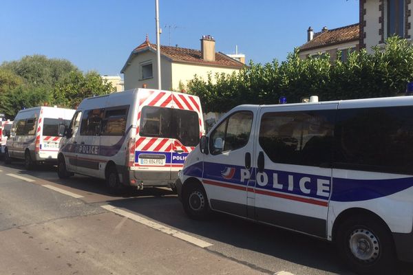 D'importants moyens de police, devant la mosquée Al-Islah, à Villiers-sur-Marne, dans le Val-de-Marne.