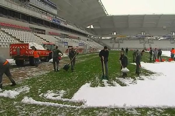 Les employés municipaux enlèvent la neige tombée sur la pelouse du stade Auguste Delaune. Ils y installeront une bâche en attendant la prochaine rencontre de ce we.