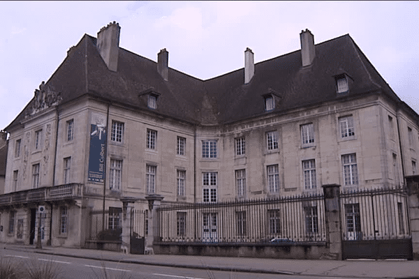 Le musée des Beaux-Arts et d’archéologie est fondé en 1821 par la volonté des élus et notables locaux de redonner à la cité son ancien lustre de capitale comtoise.