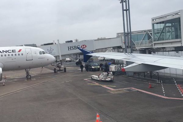 Le tarmac de l'aéroport de Paris-Orly, vu du hublot de l'avion bloqué du vol Ajaccio-Paris.