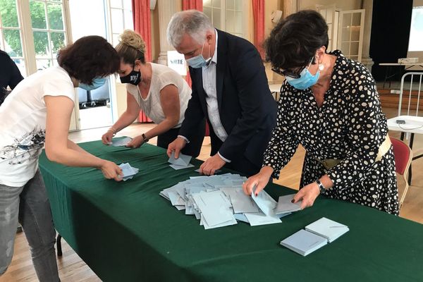 Le dépouillement à Bar-le-Duc (Meuse) pour le second tour des élections départementales. 