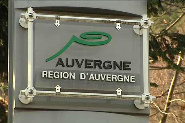 Les panneaux portant le logo de la région Auvergne vont perdurer un certain temps, car la nouvelle région a jusqu'au 1er juillet pour choisir son nom définitif.