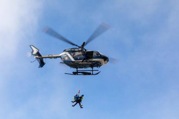 La victime, âgée de 45 ans, a été transportée par hélicoptère Choucas ce lundi 27 février à l'hôpital d'Annecy.