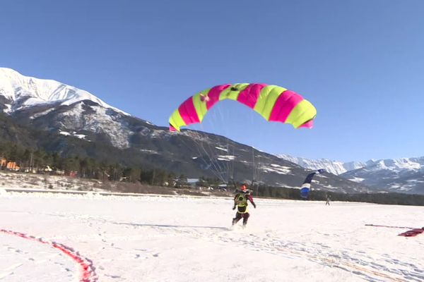 Compétition de parachutisme de précision d'atterrissage dans la Vallée de l'Ubaye