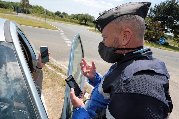 Des contrôles routiers, comme ici à Combrit (29), pour vérifier si la limitation des 100 kilomètres est bien respectée alors que l'épidémie de coronavirus est toujours en cours