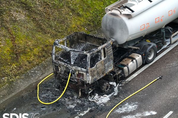 Un poids lourd transportant des matières dangereuses a pris feu ce vendredi 18 octobre 2024 sur l'autoroute A28.