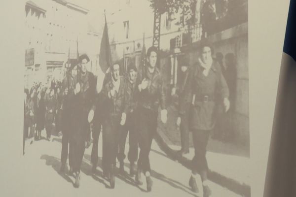 11 novembre 1943 - quelque 200 maquisards de l'Ain ont défilé dans les rues d'Oyonnax, en pleine occupation