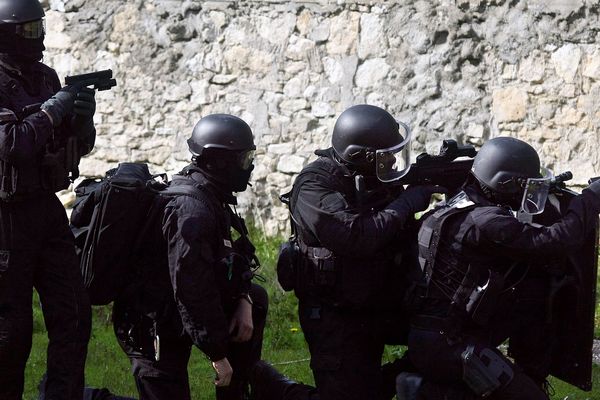 Forces de l'ordre et secours seront présents en grand nombre aux abords du stade Gabriel Montpied pour un exercice - image d'ilustration