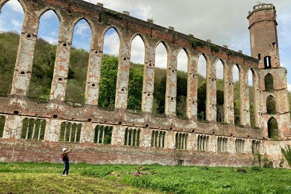 Cette ruine néo-gothique gigantesque coupe le souffle. C'est celle de l'ancienne filature Levavasseur à Pont-Saint-Pierre dans l'Eure