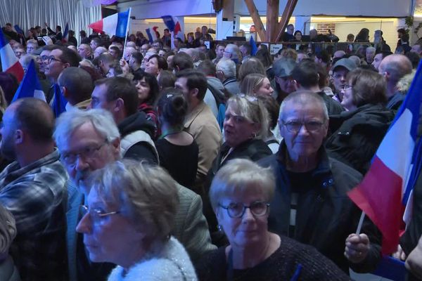 Plus de 4 000 personnes étaient présentes au meeting de Jordan Bardella et Marine Le Pen dans l'Eure, une affluence inattendue.