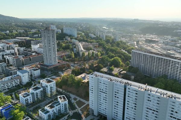 La cité de la Duchère à Lyon, est située sur une colline de la ville.